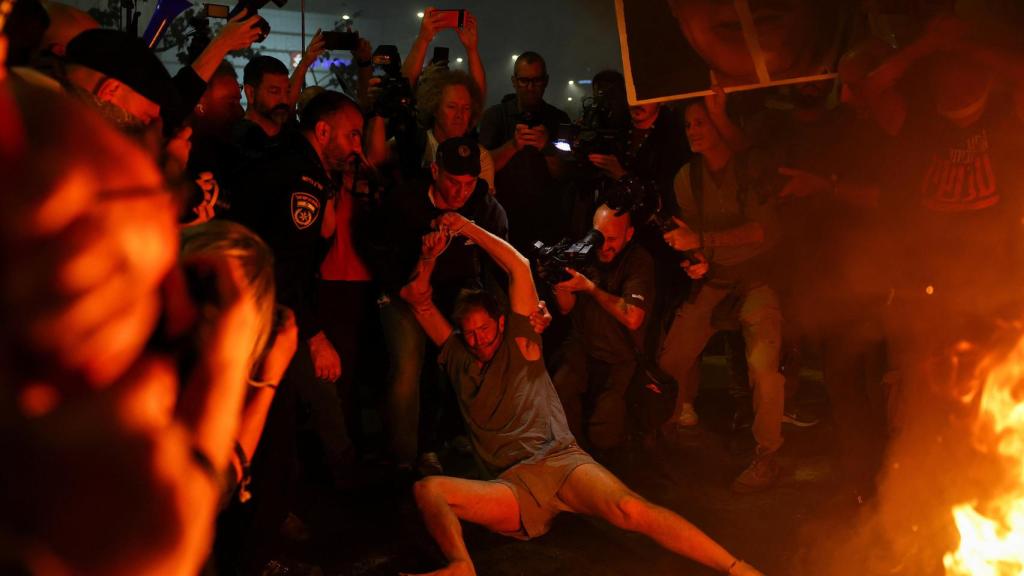 La gente protesta contra el gobierno del Primer Ministro Netanyahu y pide la liberación de los rehenes, en Tel Aviv.