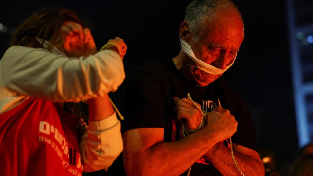 La gente protesta contra el gobierno del Primer Ministro Netanyahu y pide la liberación de los rehenes, en Tel Aviv.