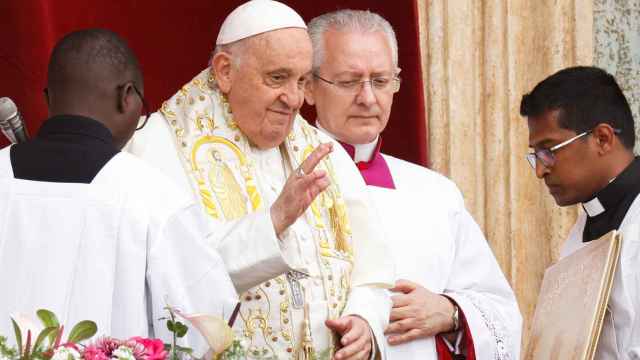 El Papa Francisco pronuncia su mensaje Ciudad y Mundo en la Iglesia St. Plaza de Pedro.