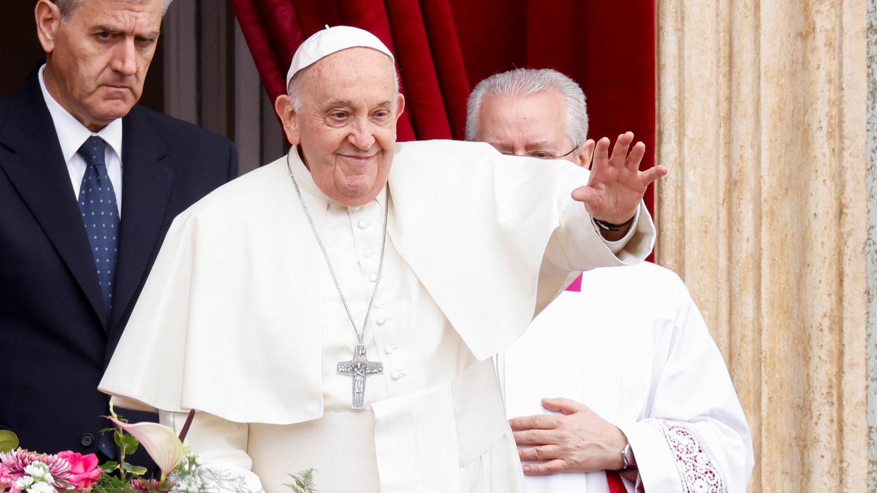 El Papa Francisco hace gestos desde un balcón en la Plaza de San Pedro, el domingo de Pascua.