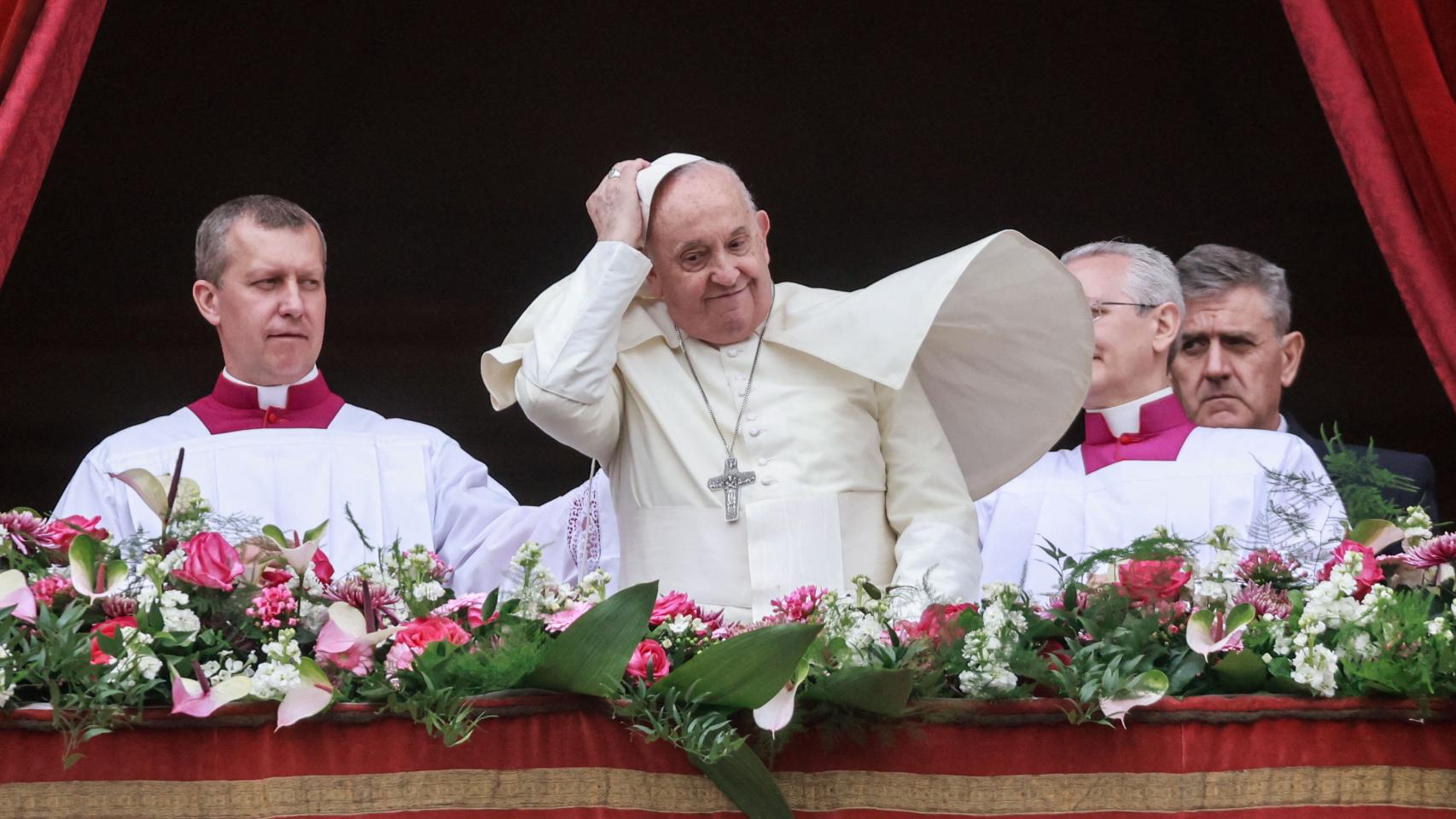 El Papa Francisco sostiene su zucchetto mientras pronuncia su mensaje Urbi et Orbi.