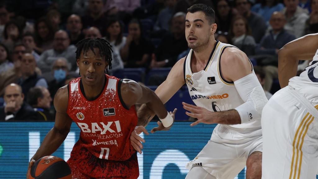 Abalde trata de robarle un balón a Badio.