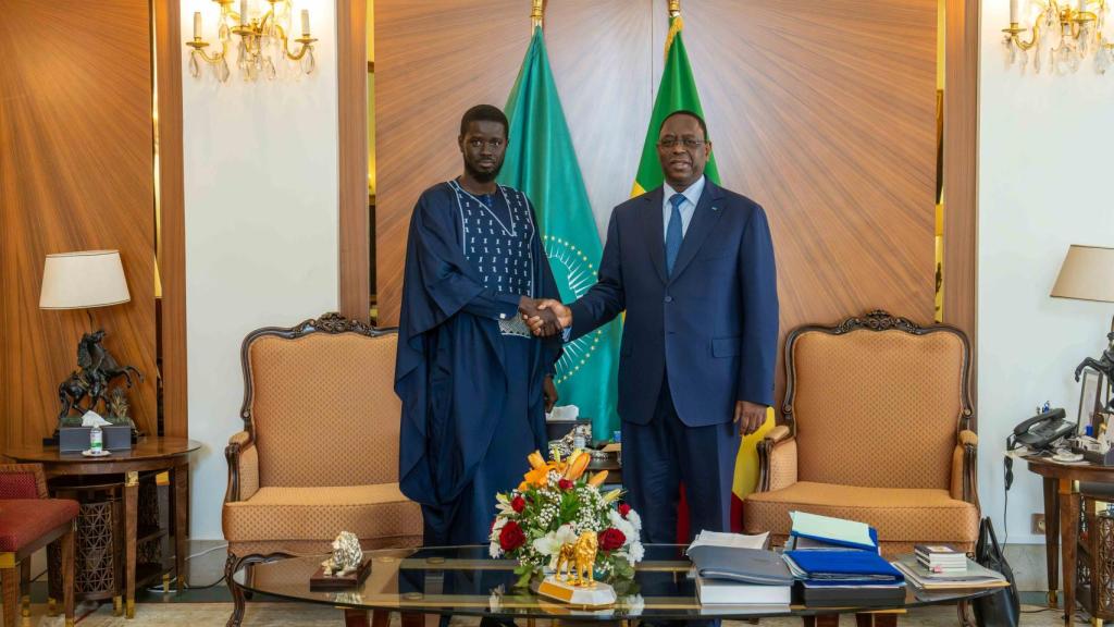 El presidente electo de Senegal, Bassirou Diomaye Faye, se reúne con el presidente saliente, Macky Sall, en Dakar (Senegal).