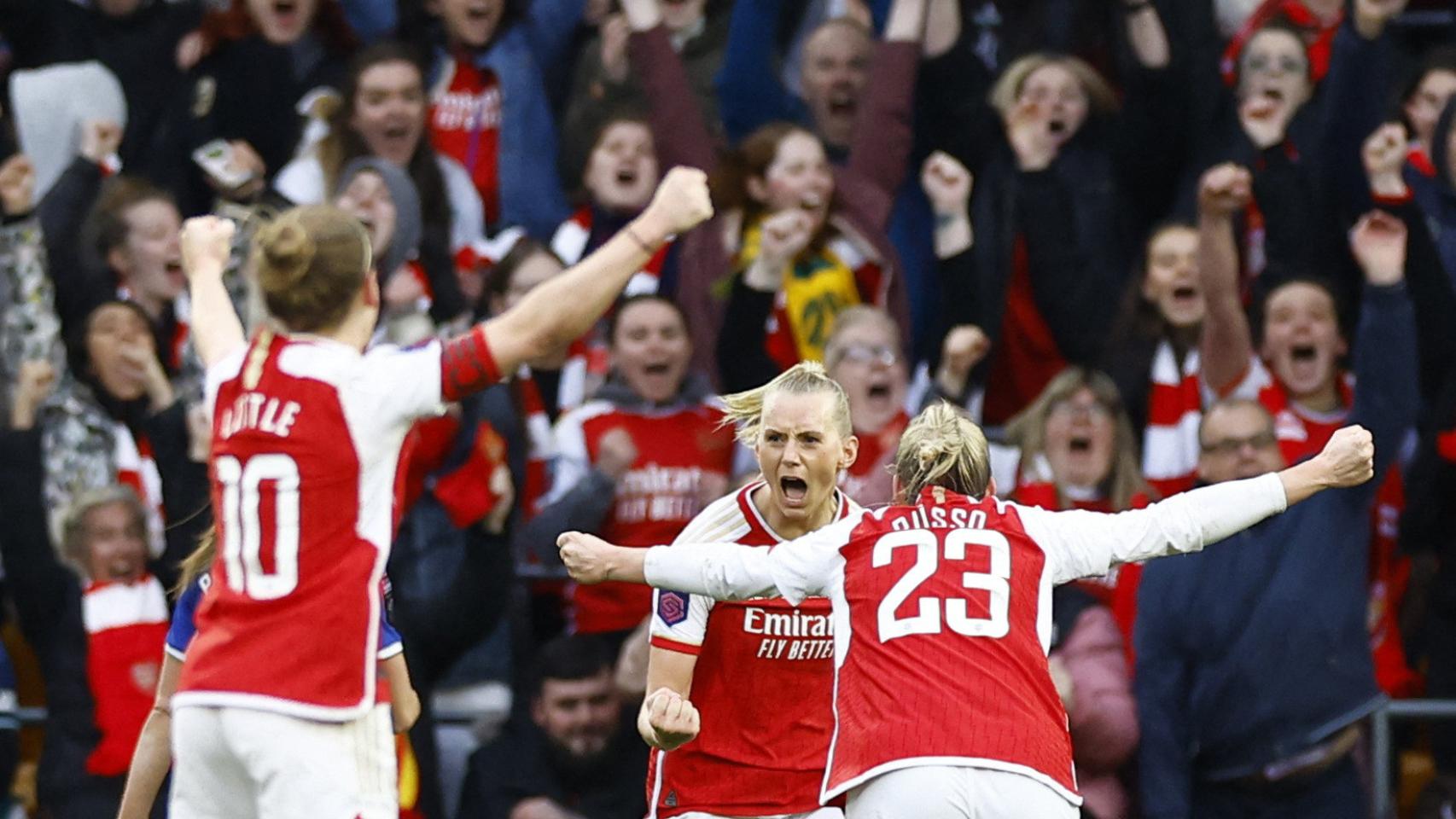 Las jugadoras del Arsenal femenino celebran un gol.