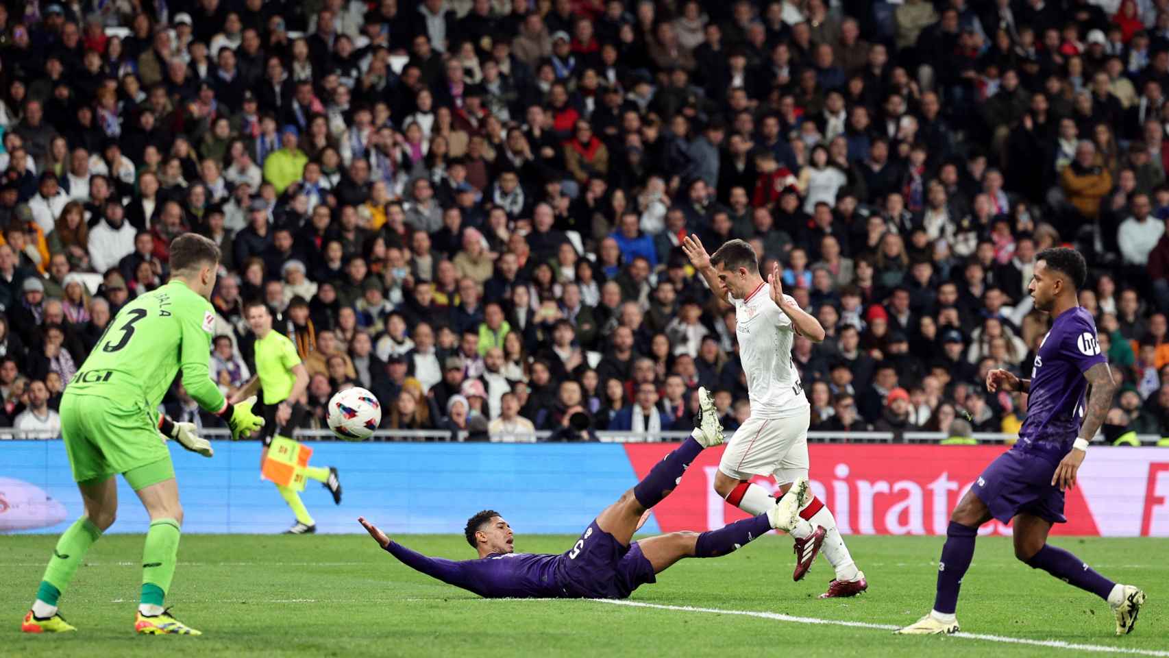 Bellingham cae al suelo en el partido entre el Real Madrid y el Athletic.
