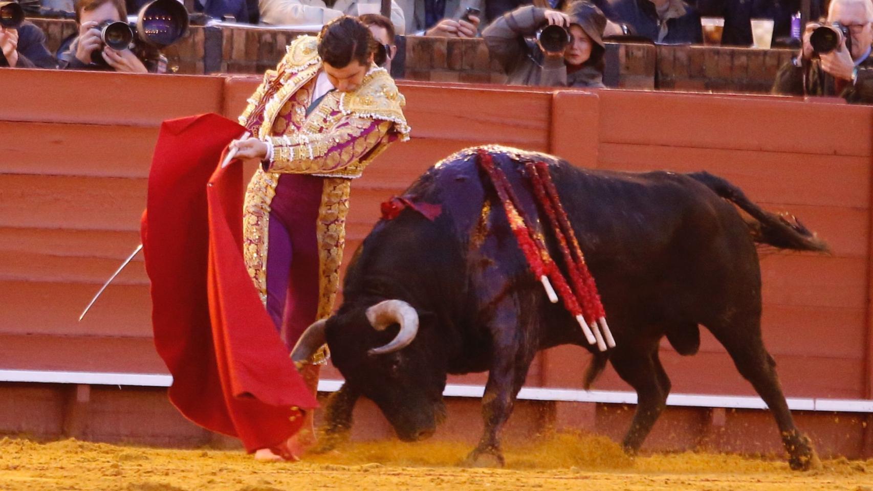 El torero Morante de la Puebla da un pase de pecho el Domingo de Resurrección en Sevilla.