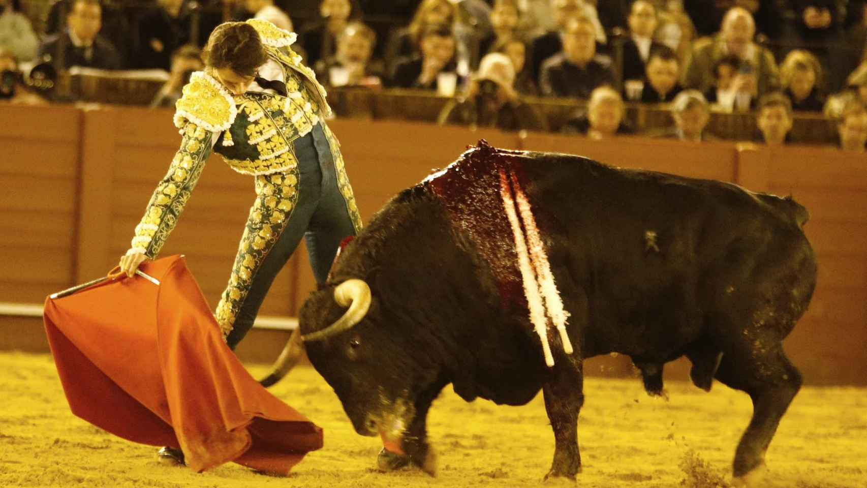 El torero Roca Rey torea con la muleta el Domingo de Resurrección en Sevilla.