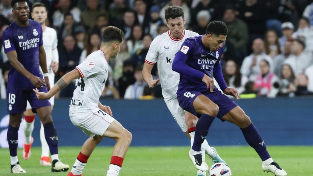 Bellingham, perseguido por dos jugadores del Athletic