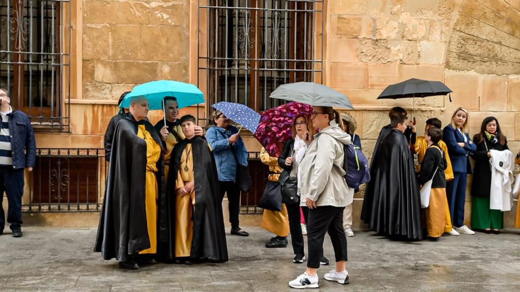 Las lluvias suspenden las procesiones, como la de las aleluyas en Elche este Domingo de Pascua.
