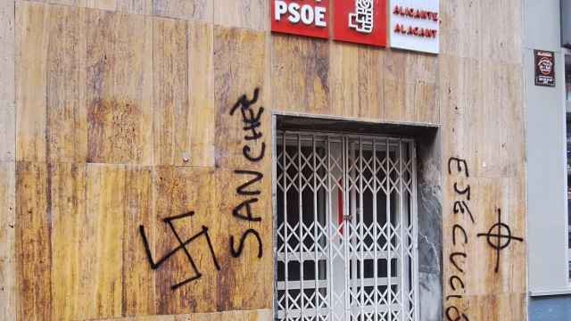 Así queda la fachada de la sede del PSOE en Alicante tras el ataque vandálico.
