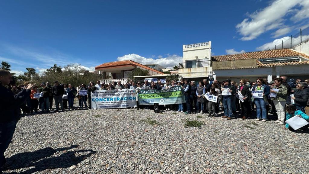 La asociación se ha concentrado este sábado en Moncofa para pedir la protección del litoral.