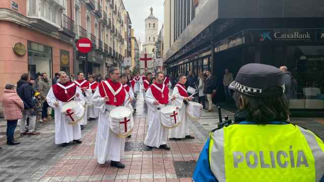 La procesión con el paso 'Nuestro Padre Jesús Resucitado' regresa desde la catedral hasta la iglesia conventual Nuestra Señora de Porta Caeli