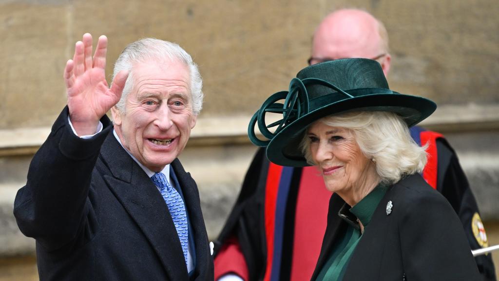 Carlos III y Camila a su llegada a la Capilla de San Jorge-