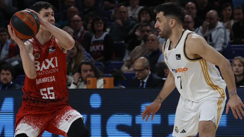 Campazzo defiende a D. Pérez, jugador de Baxi Manresa.