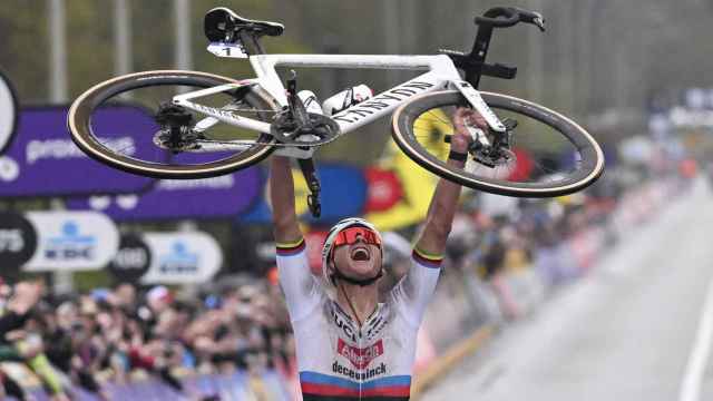 Van der Poel celebra su victoria en el Tour de Flandes 2024.
