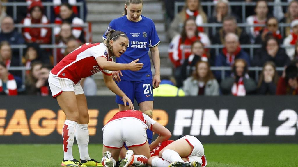 Frida Maanum, del Arsenal, cae desplomada.