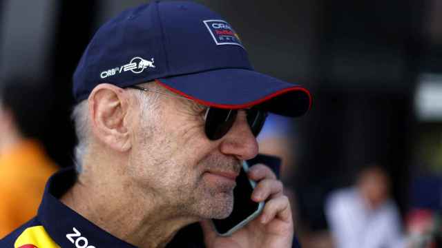 Adrian Newey habla por teléfono durante el Gran Premio de Arabia Saudí de F1.