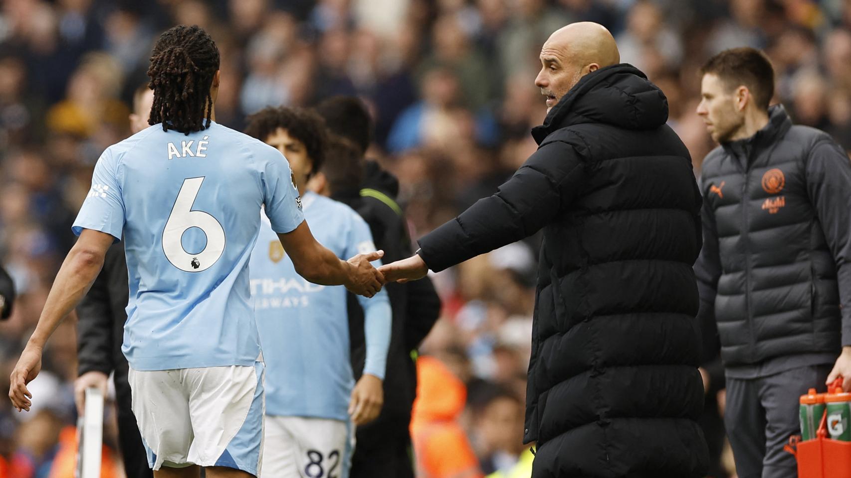 Nathan Aké se retira del terreno de juego lesionado ante la mirada de Pep Guardiola.