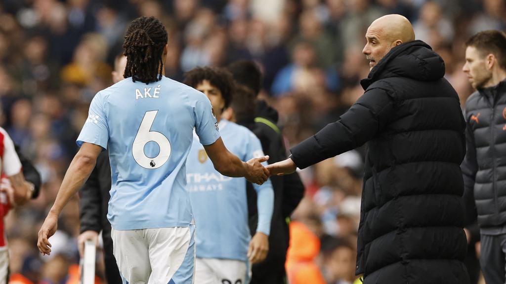 Nathan Aké se retira del terreno de juego lesionado ante la mirada de Pep Guardiola.