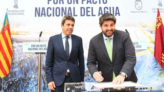López Miras, junto a Mazón, hace diez días, durante la firma de un manifiesto con la Comunidad Valenciana para reivindicar un Pacto Nacional del Agua.