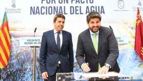 López Miras, junto a Mazón, hace diez días, durante la firma de un manifiesto con la Comunidad Valenciana para reivindicar un Pacto Nacional del Agua.