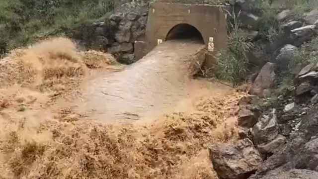 Vídeo de la entrada de agua durante este fin de semana en el pantano de La Viñuela, en la provincia de Málaga.