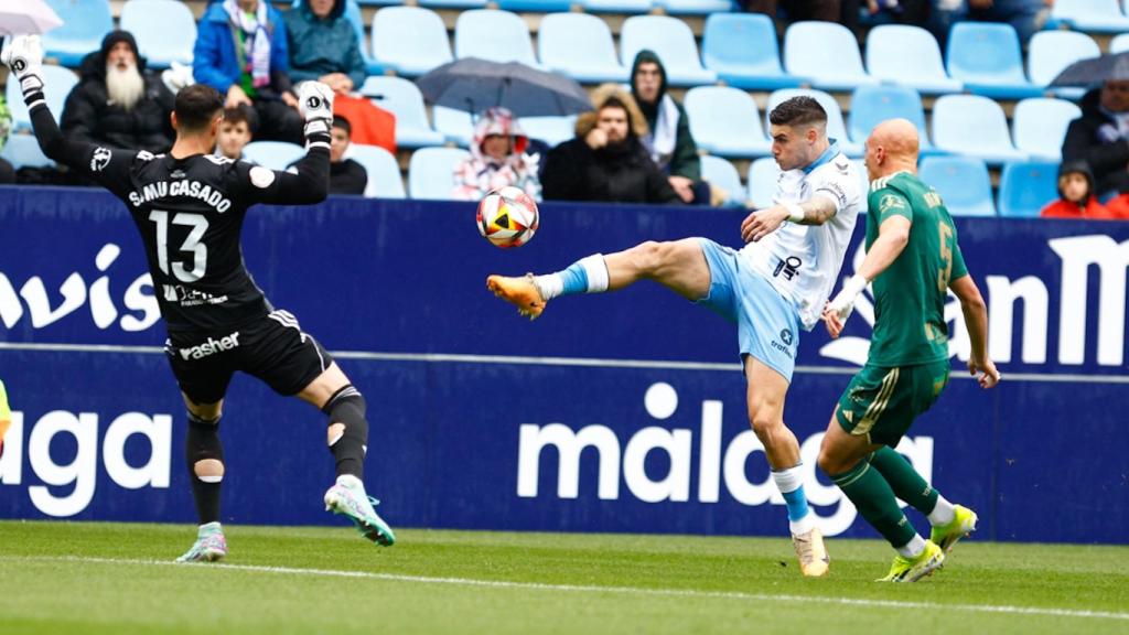 Roberto durante el Málaga CF vs. Linares