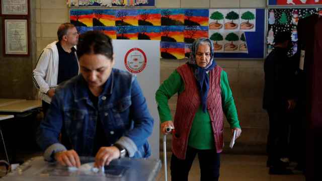Personas votando en un colegio electoral durante las elecciones locales en Estambul.