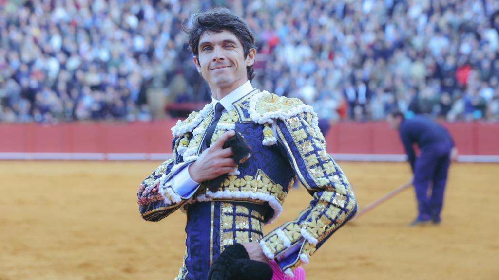 El torero Sebastián Castella pasea una oreja el Domingo de Resurreción en Sevilla.