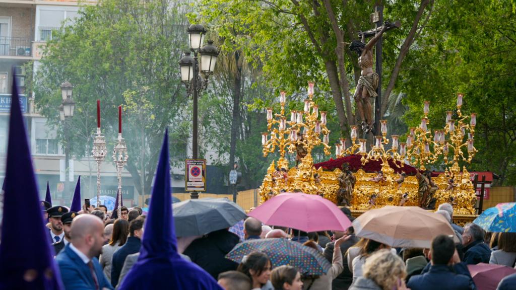 El Cristo de la Sangre de San Benito, en una Campana con paraguas abiertos.