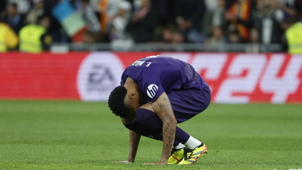 Militao, en el césped del Bernabéu el día de su regreso tras la grave lesión.