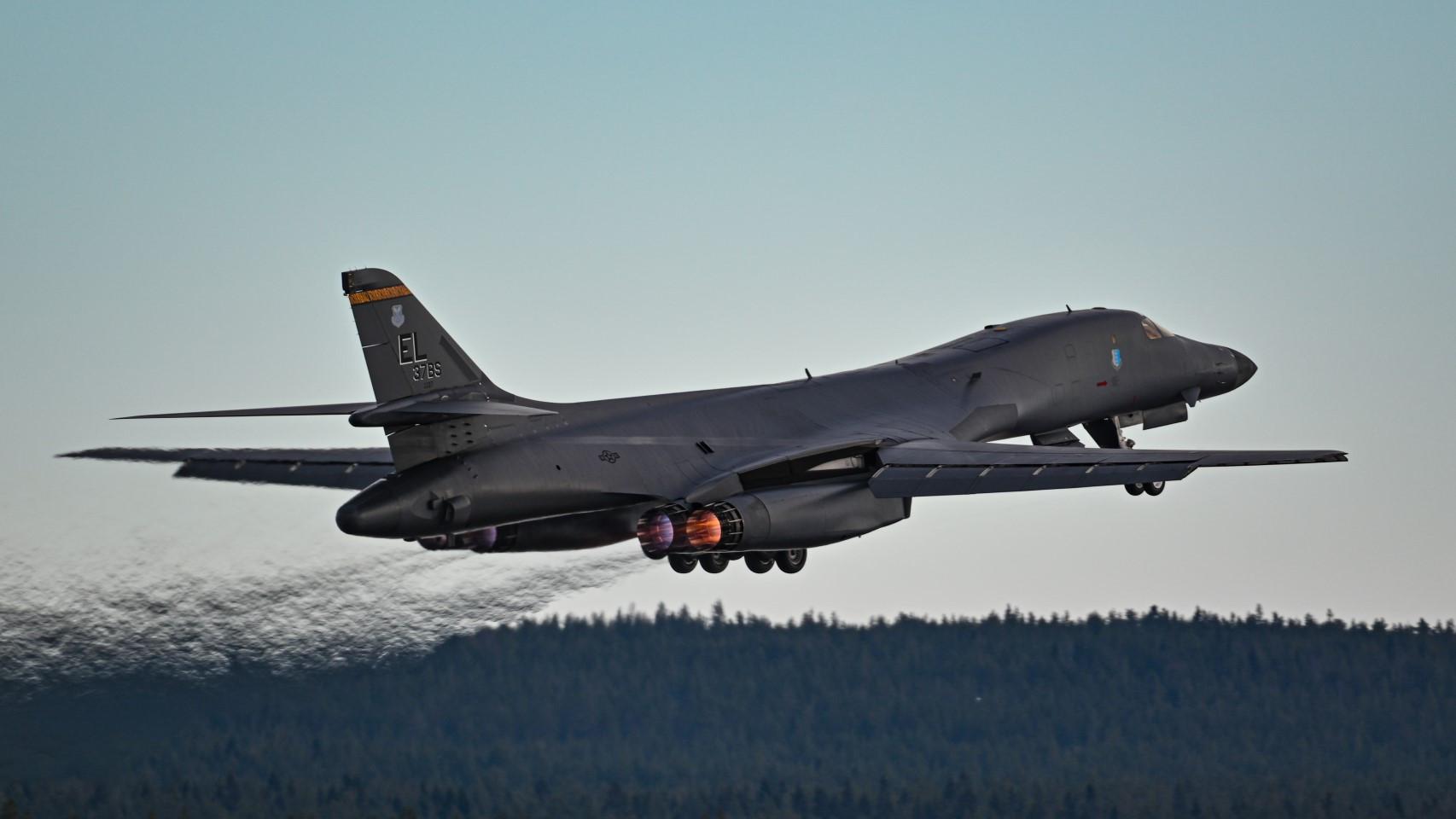 Bombardero B-1B Lancer despegando