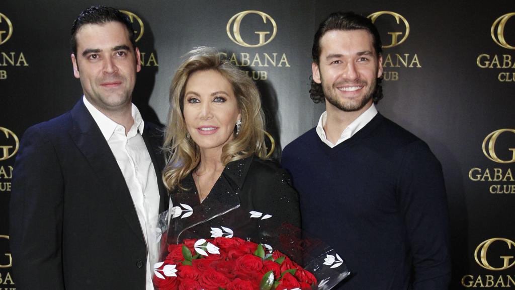 Norma Duval junto a dos de sus hijos, Marc y Christian Ostarcevic, en un acto público, en abril de 2018, en Madrid.