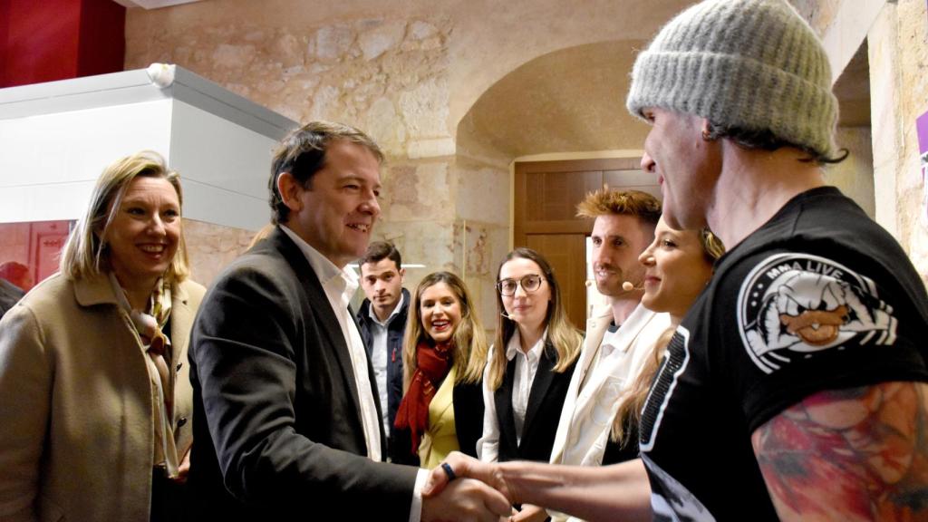 El presidente de la Junta de Castilla y León, Alfonso Fernández Mañueco saluda a los creadores de contenido