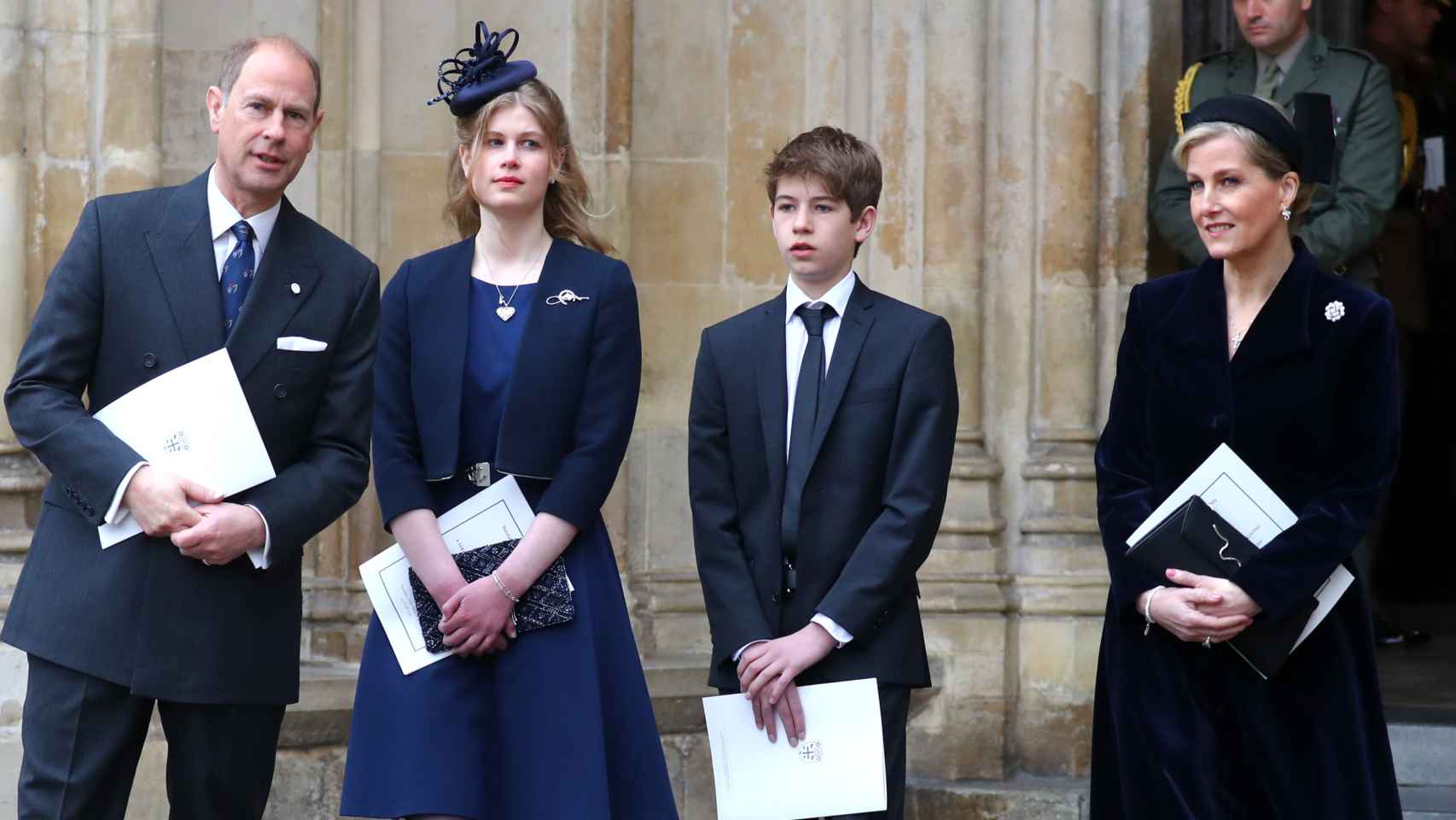 Los duques de Edimburgo junto a sus hijos, Lady Luisa y James.