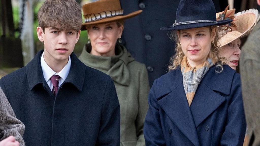 James de Wessex y Lady Luisa en la misa familiar en Sandringham.