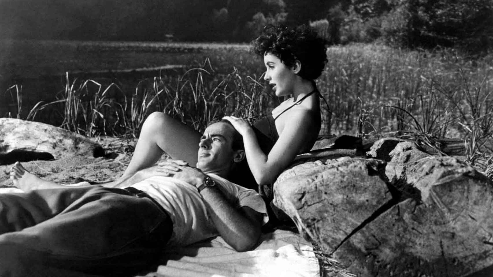 Fotograma del filme 'Un lugar en el sol' con Montgomery Clift y Elizabeth Taylor.