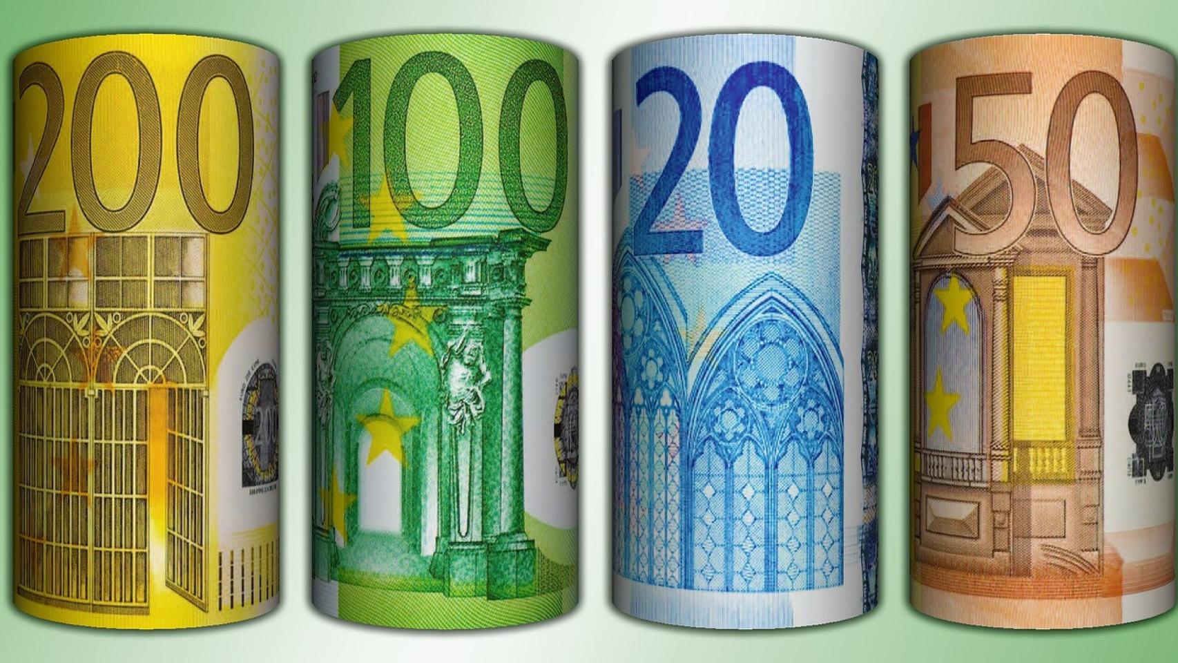 Billetes de euro con diferentes denominaciones.
