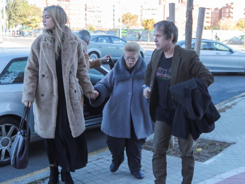 Paquito Arévalo junto a su hija, Ana, y su hermana llegando al tanatorio, donde se velaron los restos mortales de su padre.