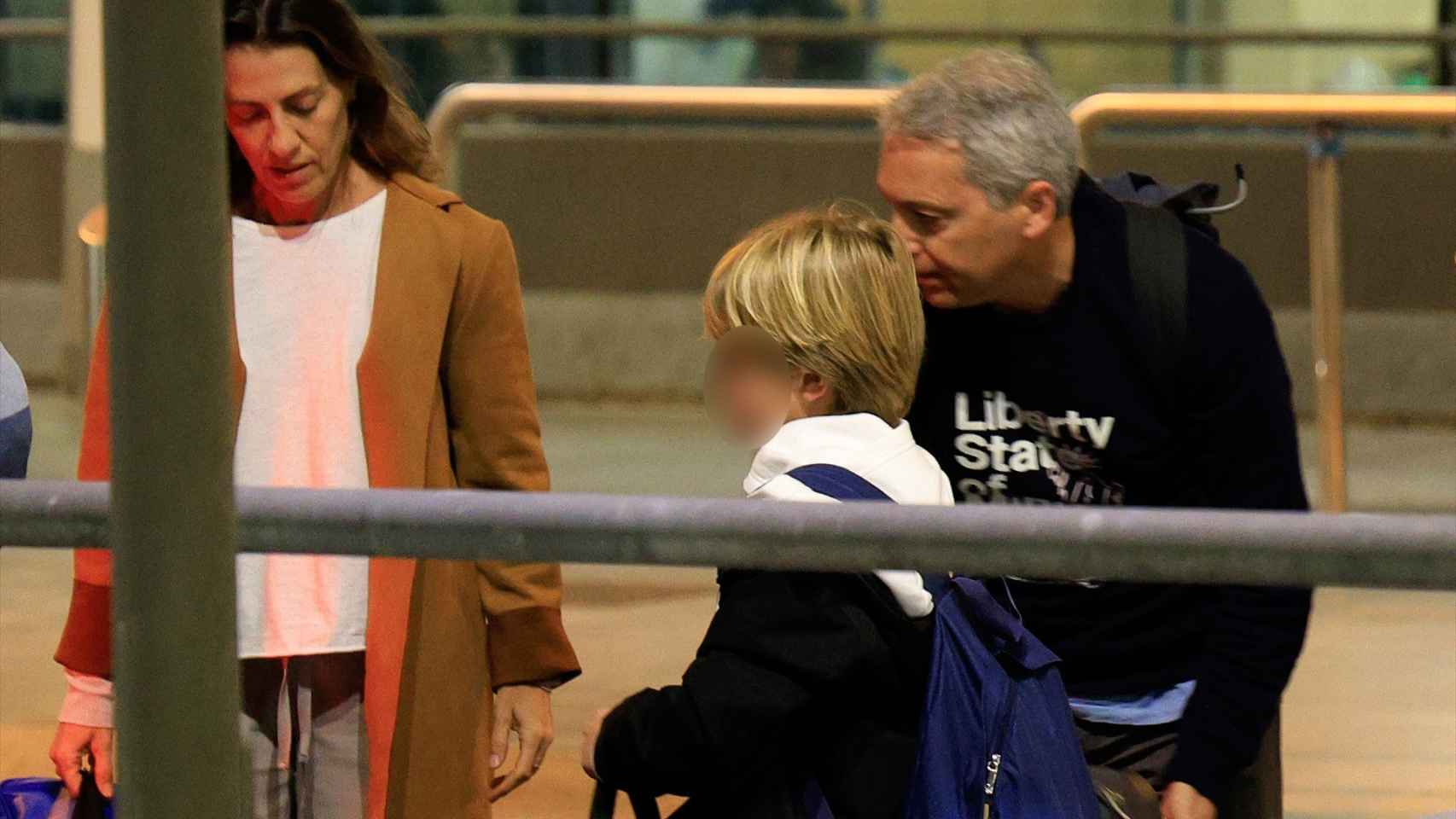 Vicente Vallés y Ángeles Blanco, junto a su hijo en el aeropuerto.