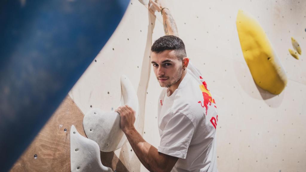 Alberto Ginés, escalando en el rocódromo Sputnik Climbing (Madrid)