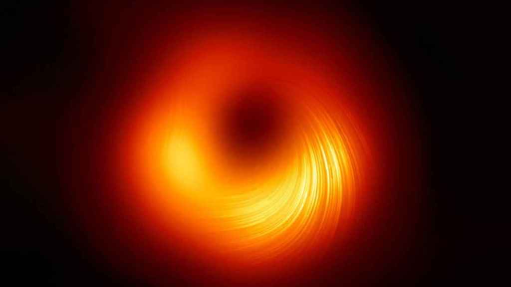 Imagen del agujero negro supermasivo en M87 en luz polarizada (EHT/SINC)