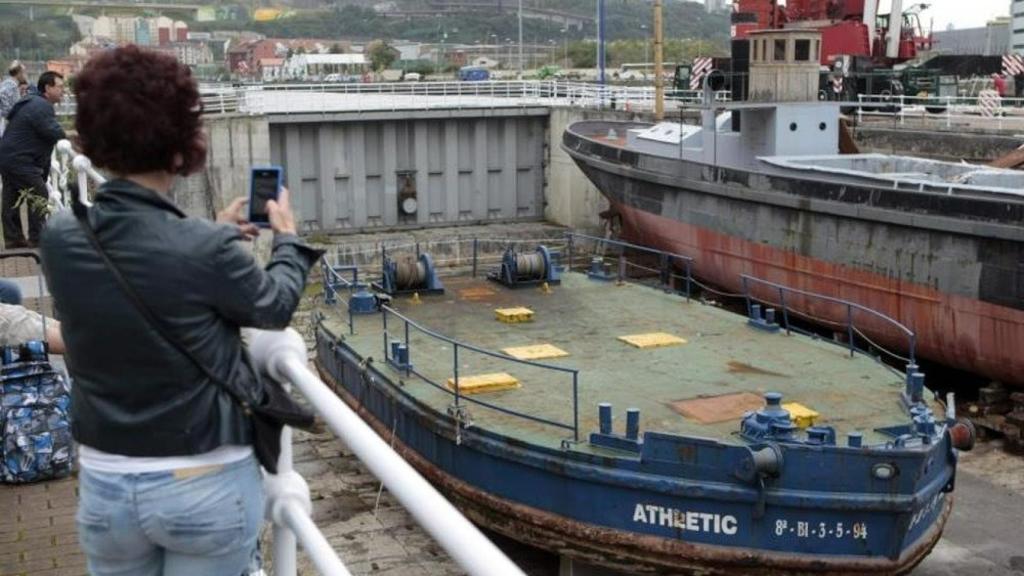 Un aficionado hace una foto a la Gabarra del Athletic Club.