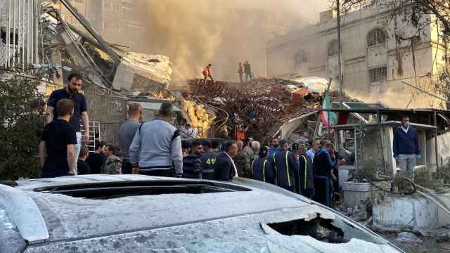Un edificio derruido junto a la embajada iraní en Damasco, según imágenes difundidas por medios iraníes.