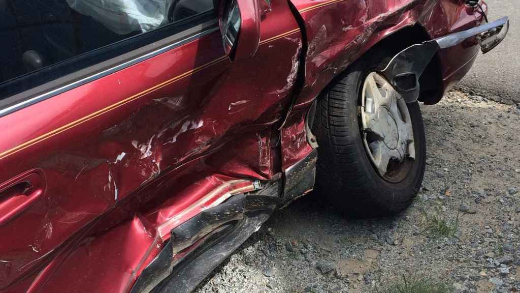 Imagen del lateral de un coche tras un accidente
