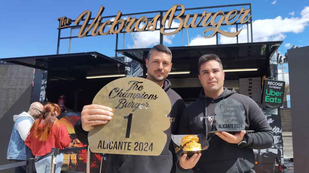 Daniel y Óscar Victoria, con la hamburguesa ganadora en Alicante.