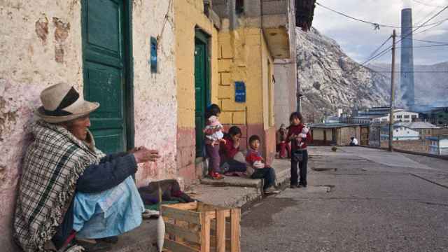 Imagen de archivo de vecinas ancianas y niños en una calle en La Oroya en 2008.