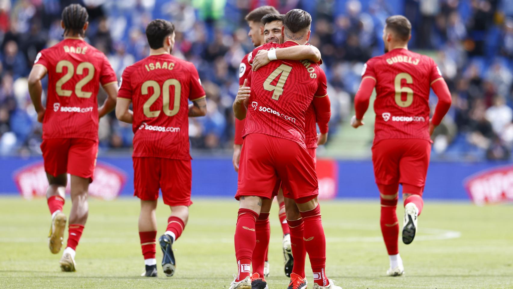Jugadores del Sevilla celebran un gol en un partido reciente.