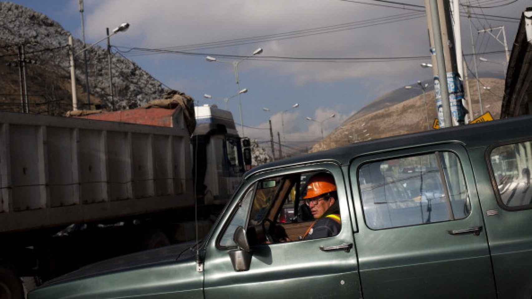 Un trabajador conduce un automóvil de la empresa por las calles de la ciudad, también en 2008.