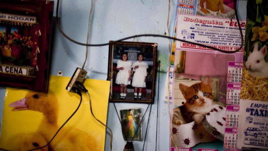 Retrato de dos hermanas, ambas intoxicadas por plomo, en la pared de una casa el 11 de febrero de 2008.